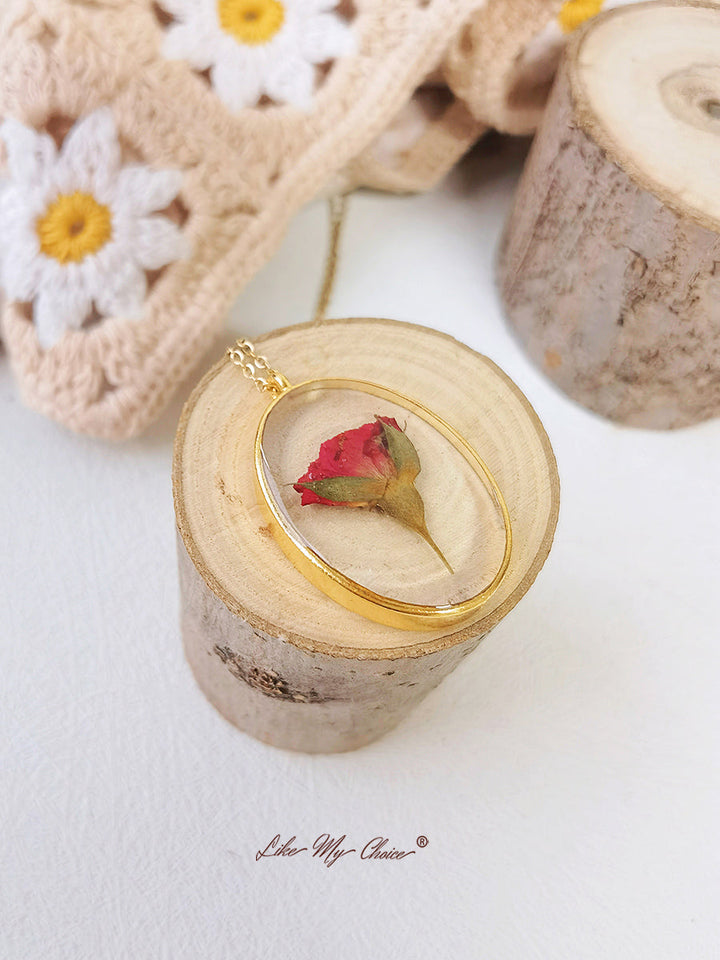 قلادة ذهبية مصنوعة يدوياً من برعم الورد الأحمر