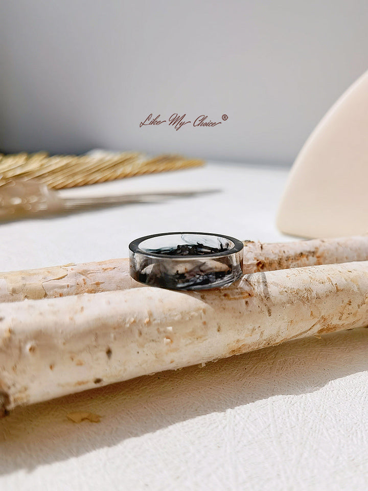 Ring aus Kunstharz mit Eis- und Feuerkristallen