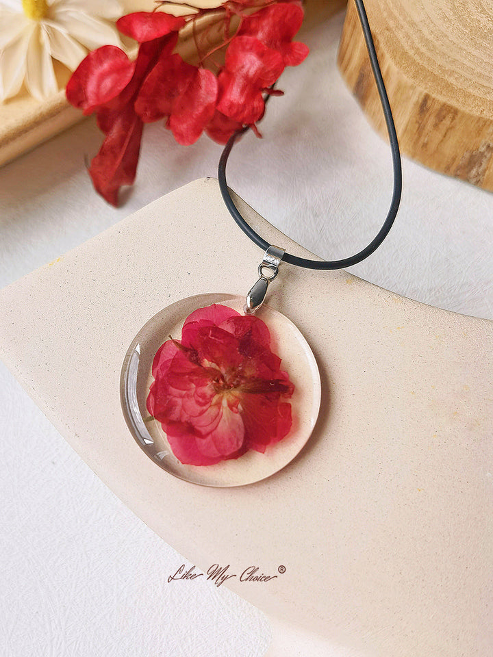 Vollmond-Anhänger-Halskette aus Harz mit Rosenblättern
