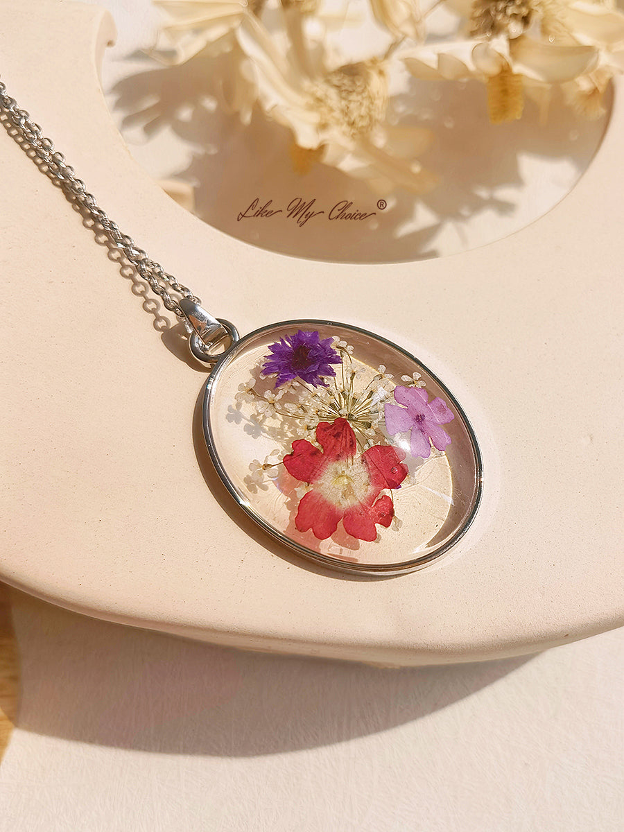 Collier pendentif en résine avec bouquet exotique de fleurs séchées