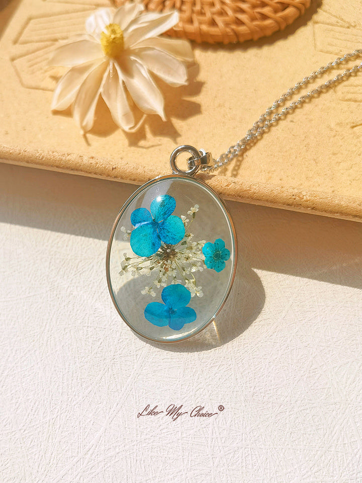 Resin hänge halsband med blå hortensia torkade blommor