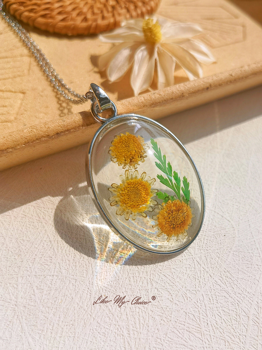 Pryskyřicový přívěsek náhrdelník s věčnými slunečnicovými sušenými květinami