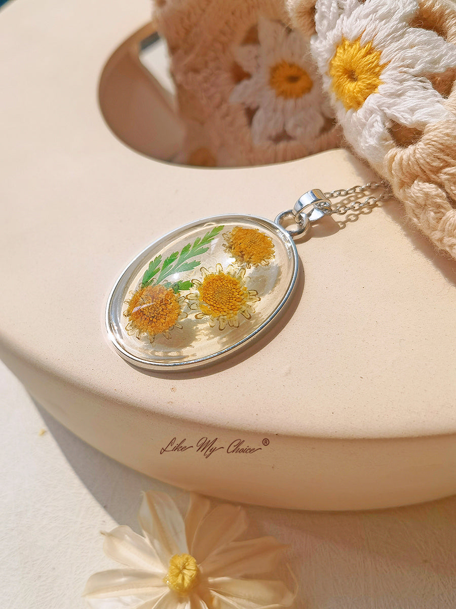 Collier pendentif en résine avec fleurs séchées de tournesol éternel