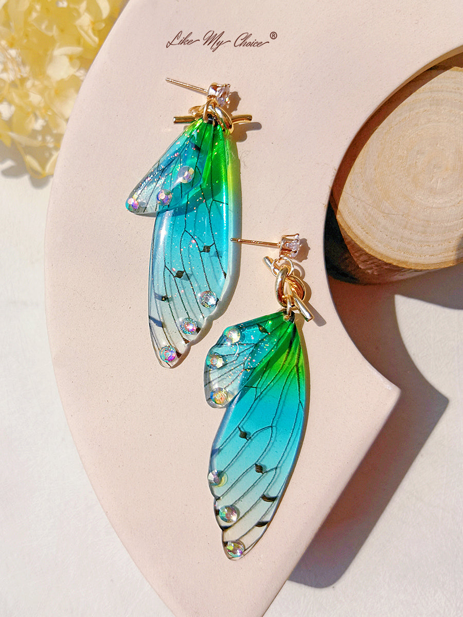 Asymmetrischer Ohrring mit Schmetterlingsflügel und Kristalldiamant