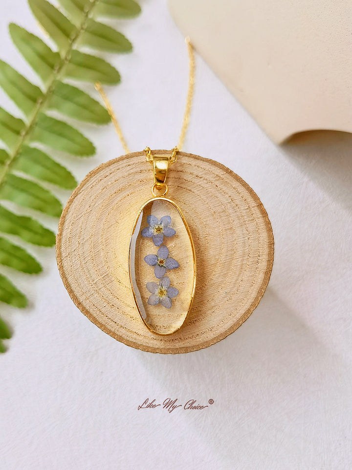 Forget Me Not Golden Oval Pendant Natural Resin Halskæde