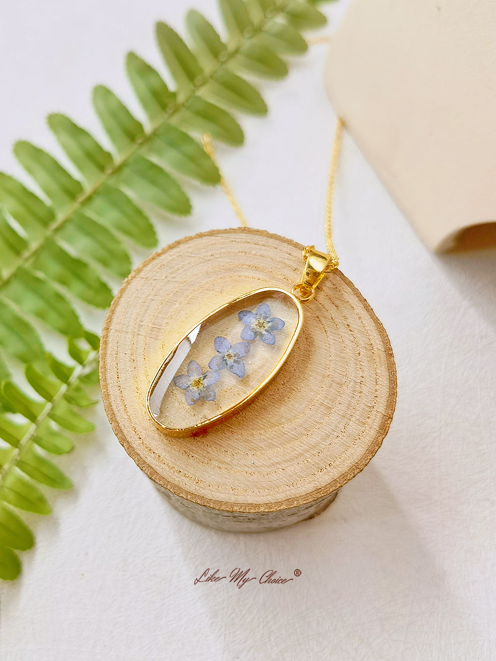 Forget Me Not Golden Oval Pendant Natural Resin Halsband