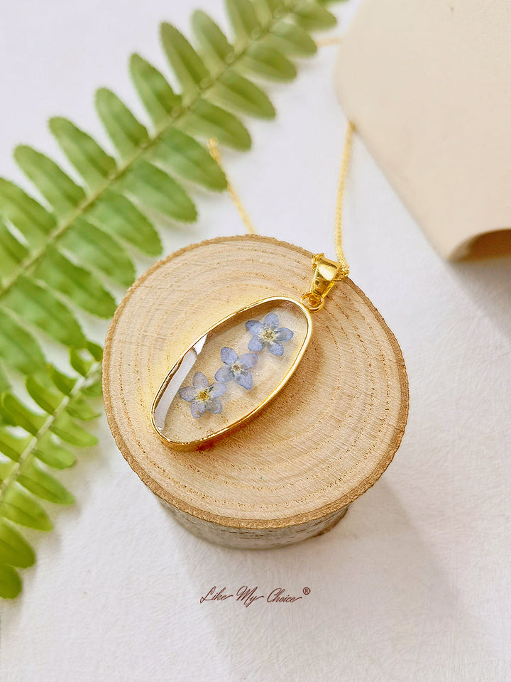 Forget Me Not Golden Oval Pendant Natural Resin Halskæde