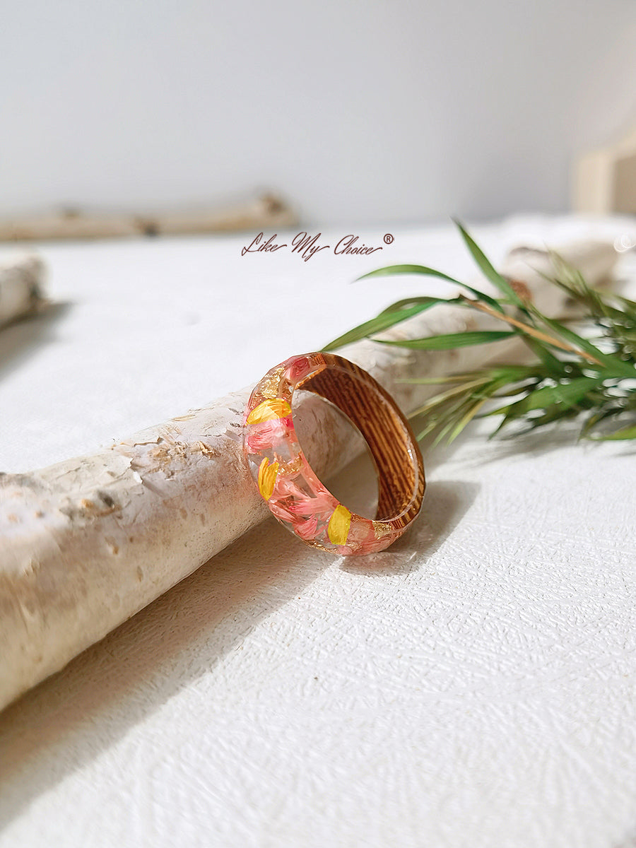 Handgefertigter Ring aus Kunstharz mit Intarsien aus getrockneten Blumen – Goldfolie rot
