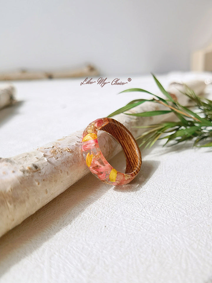 Ręcznie robiony pierścionek z suszonego kwiatu inkrustowany żywicą-złota folia czerwona