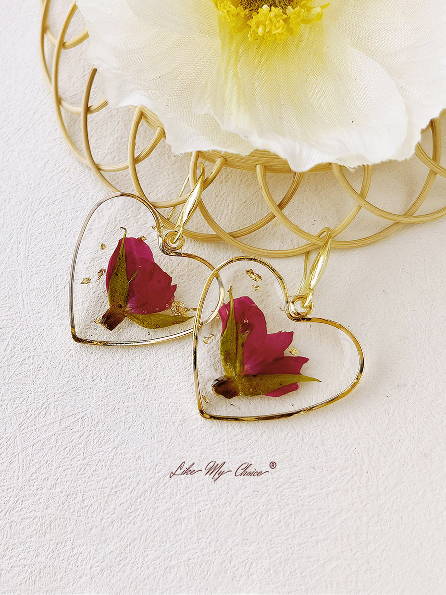 Náušnice s mačkanou květinou - Pryskyřice srdce sušená květina