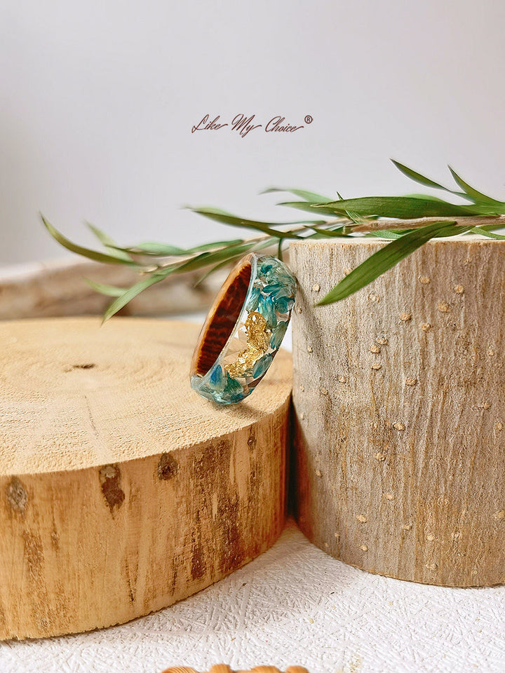 Handgefertigter Ring aus Kunstharz mit Intarsien aus getrockneten Blumen – Goldfolie blau