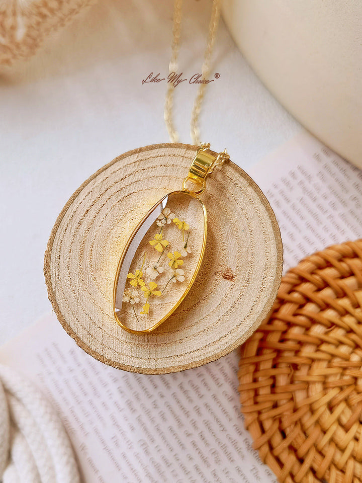 Halskette mit Mini-Tulpen-Gold-Oval-Anhänger aus Naturharz