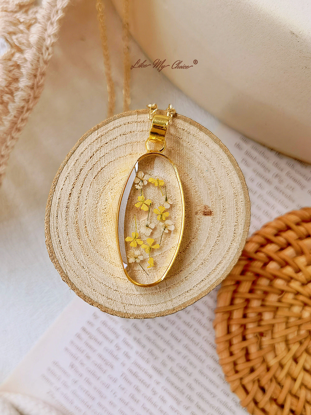 Mini Tulip Golden Oval Pendant Natural Resin halskæde