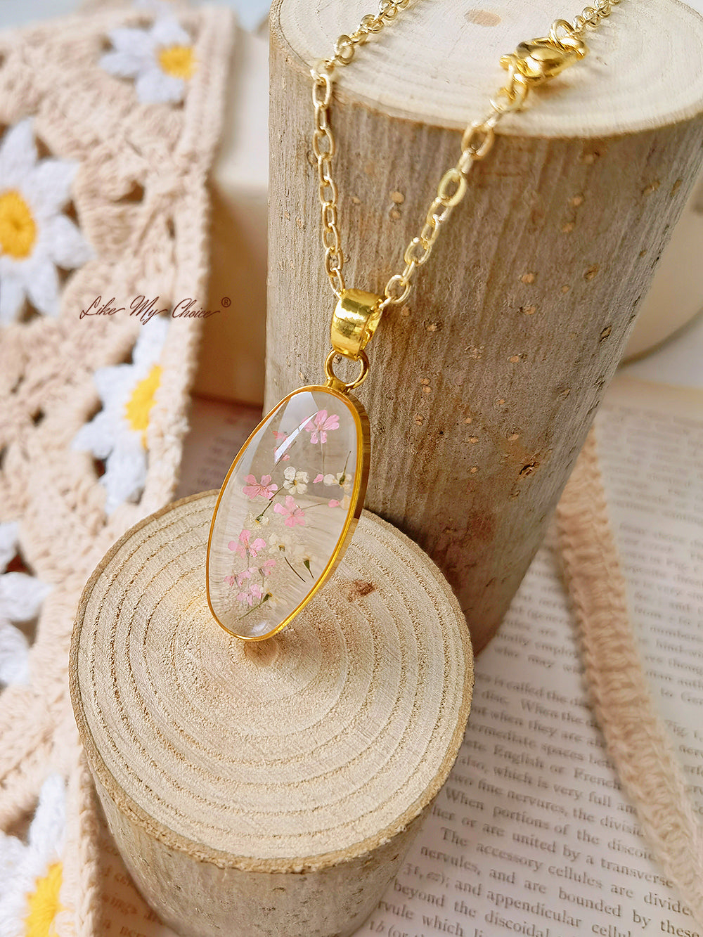 Halskette mit Mini-Tulpen-Gold-Oval-Anhänger aus Naturharz