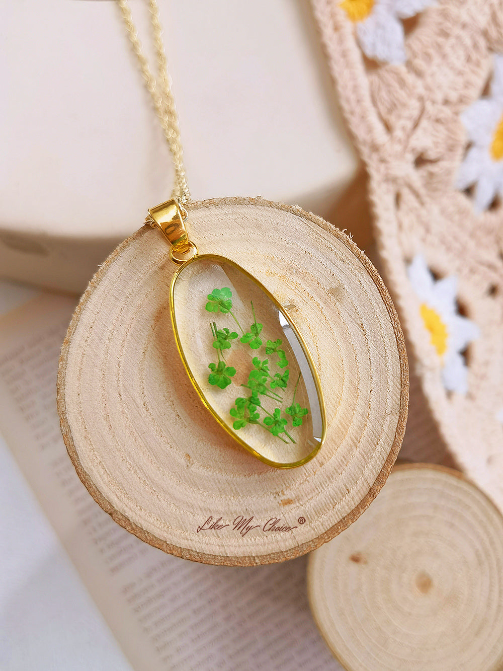 Mini Tulip Golden Oval Pendant Natural Resin halskæde