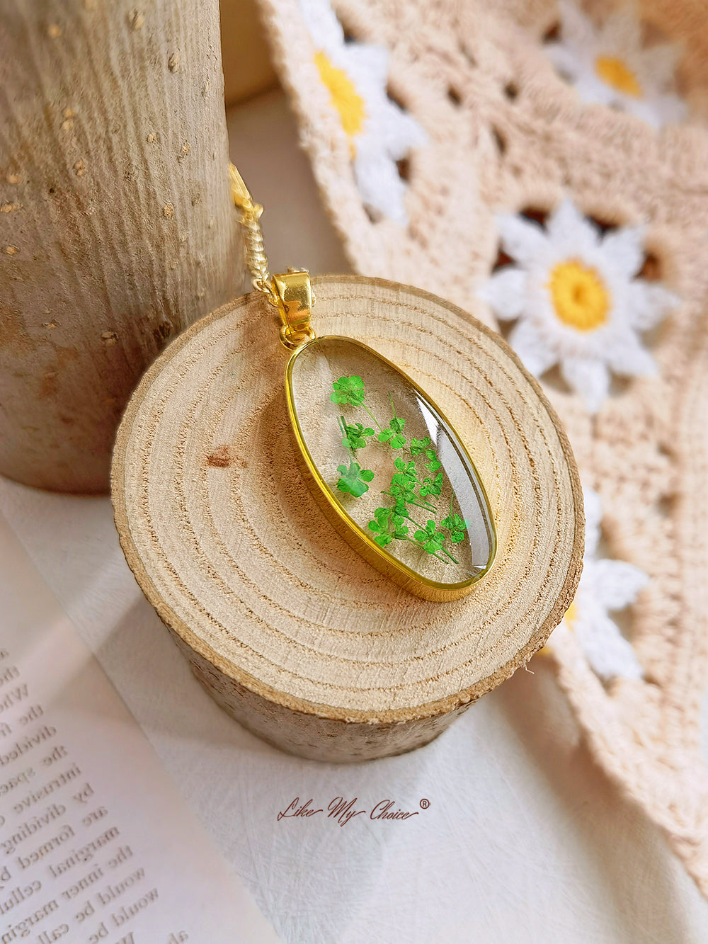 Halskette mit Mini-Tulpen-Gold-Oval-Anhänger aus Naturharz