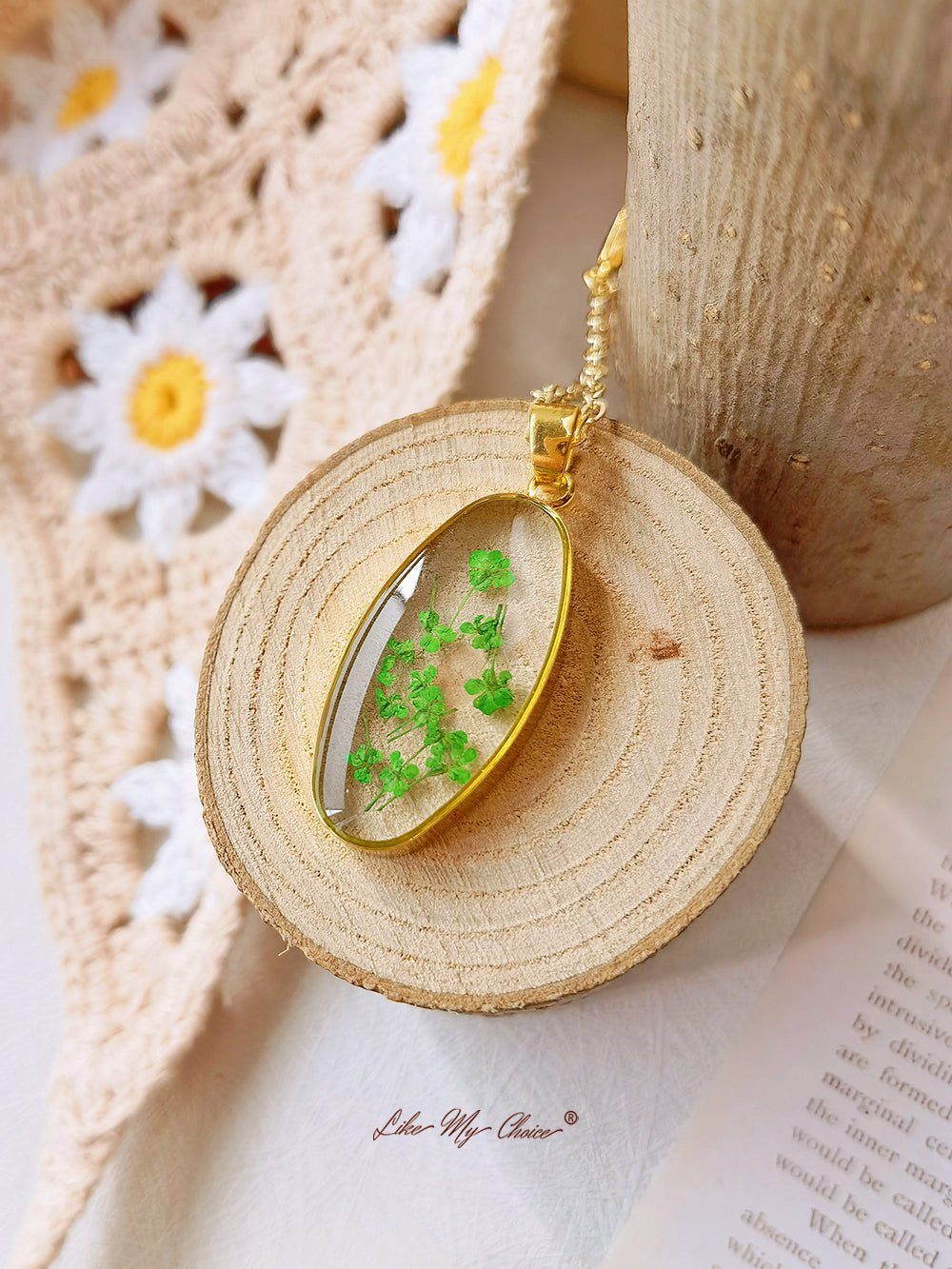 Mini Tulip Golden Oval Pendant Natural Resin kaulakoru