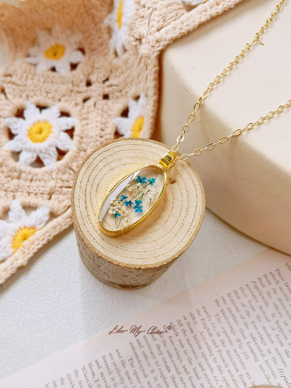 Mini Tulip Golden Oval Pendant Natural Resin kaulakoru