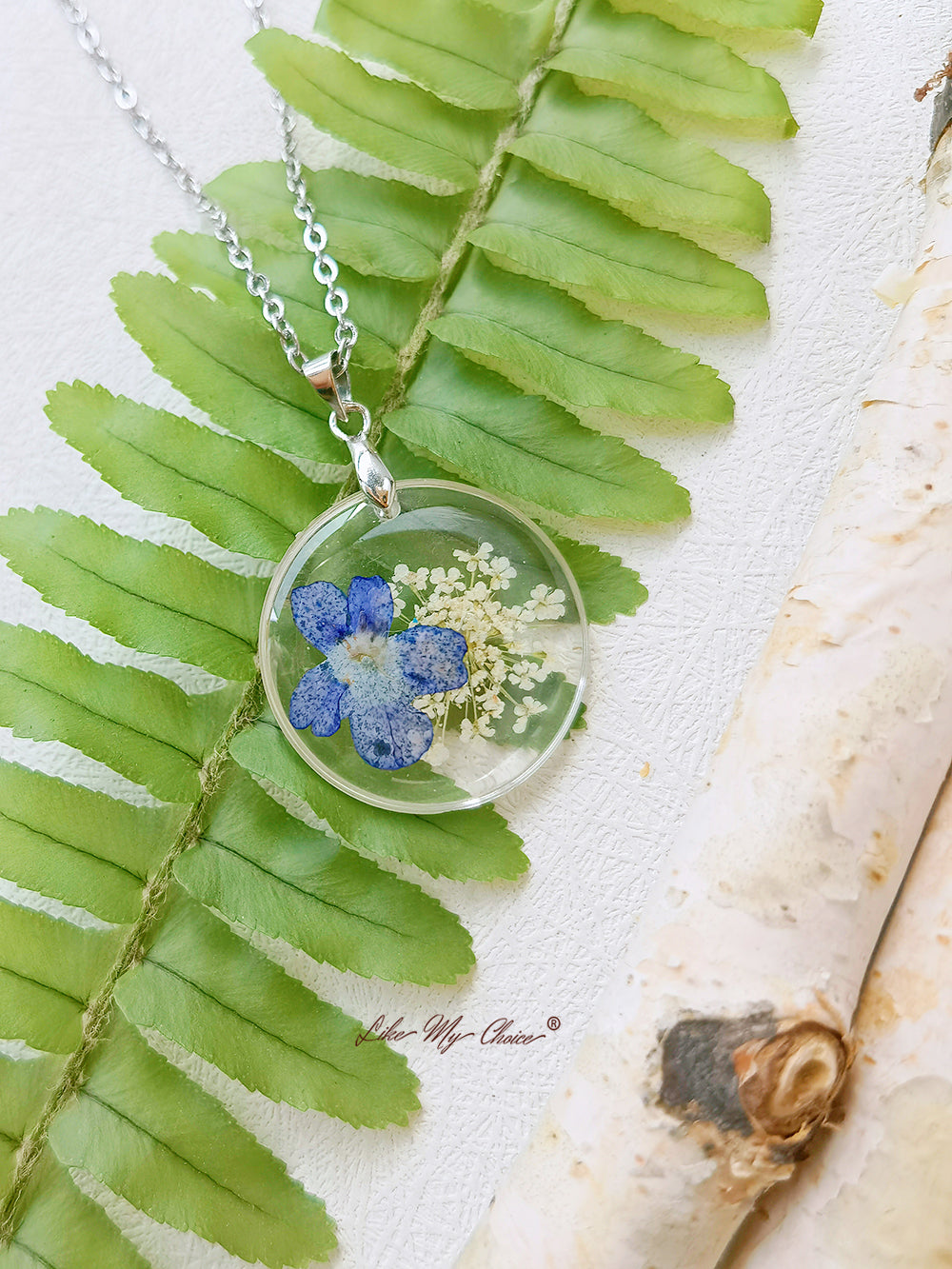 Collar circular con colgante botánico de flores de malva de encaje Queen Anne