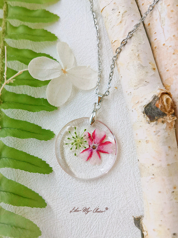 Queen Anne Lace Pink Mallows Flower Botanical Pendant Circle Halskette