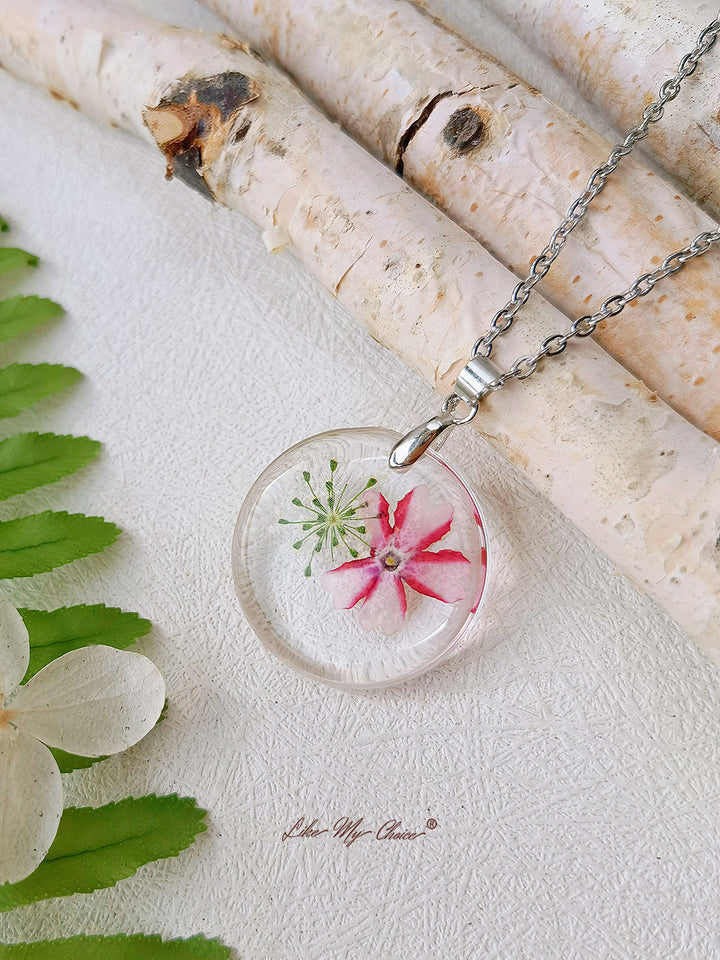 Collar circular con colgante botánico de flores de malva rosa de encaje Queen Anne