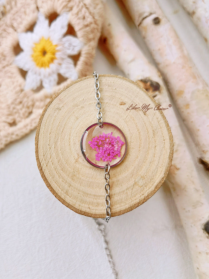 Ručně vyrobený kulatý náramek z lisované květinové pryskyřice s růžovou krajkou Queen Anne