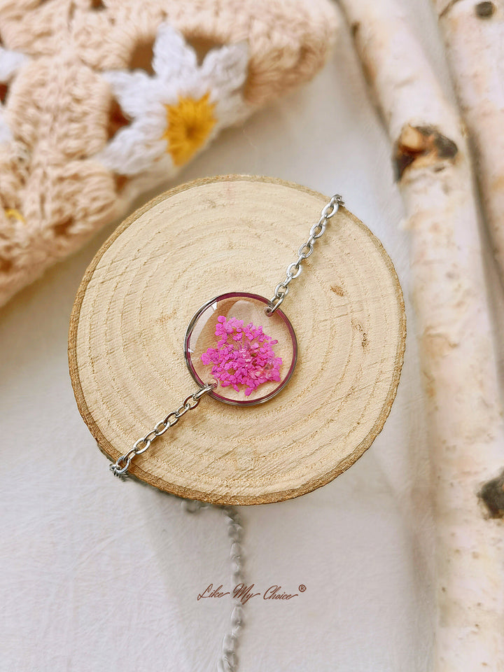 Ručně vyrobený kulatý náramek z lisované květinové pryskyřice s růžovou krajkou Queen Anne