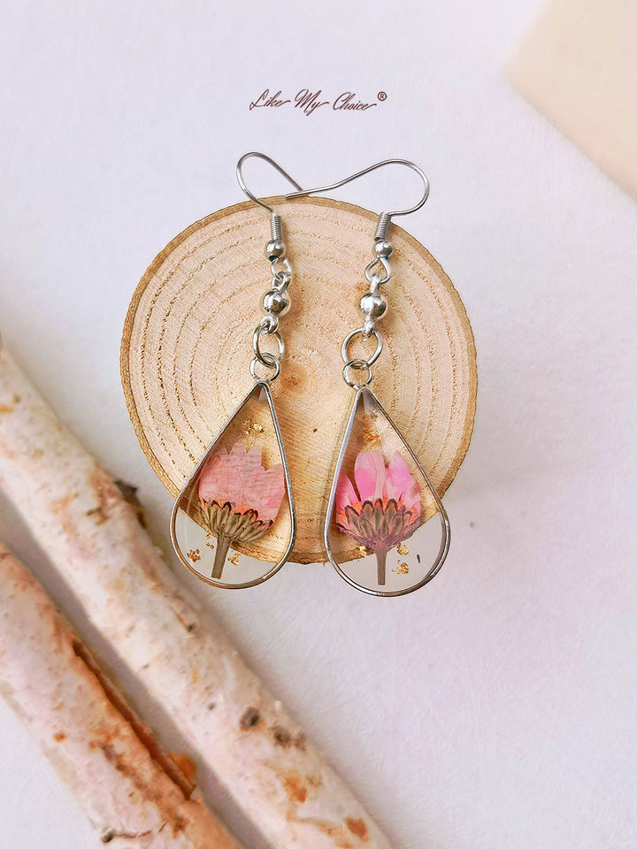 Rosa Gänseblümchen-Ohrhänger mit Goldfolie