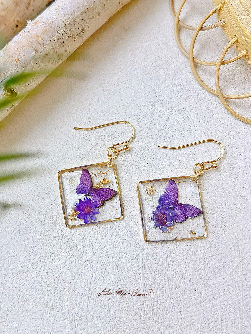 Pendientes cuadrados de mariposa y flores secas de Gypsophila