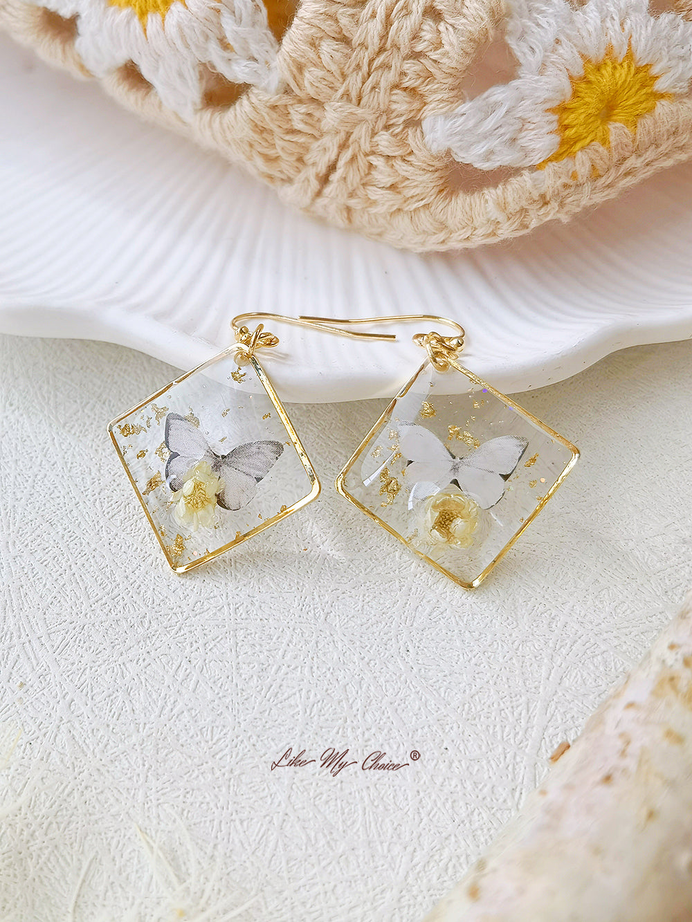 Pendientes cuadrados de mariposa y flores secas de Gypsophila