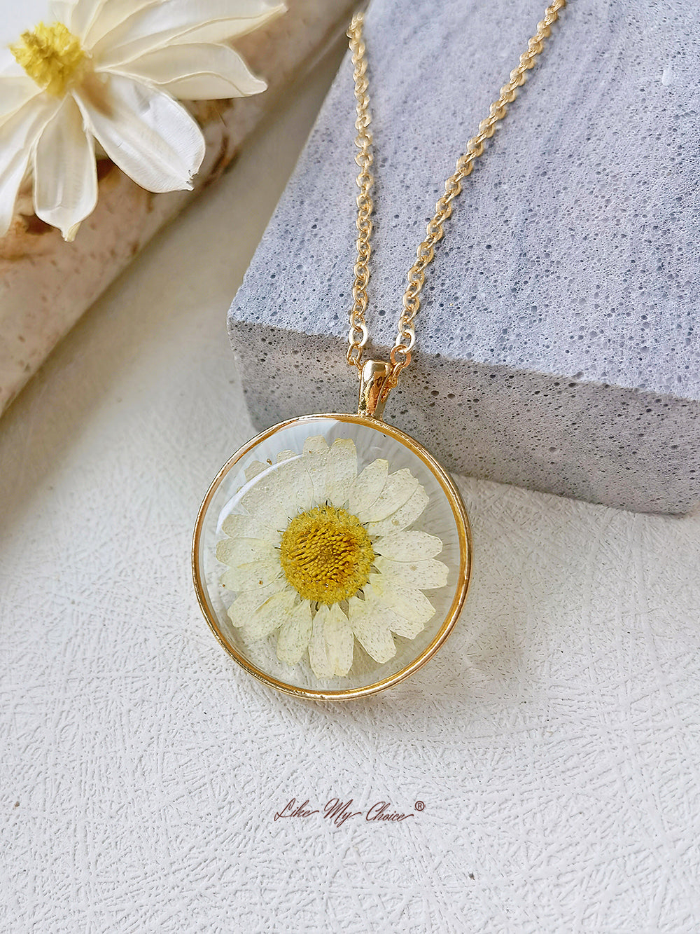 Přírodní náhrdelník z mačkaných květin Daisy