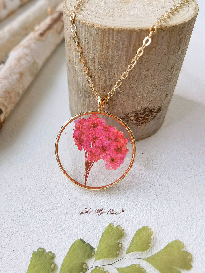 Malé narcisy náhrdelník s lisovanou květinou
