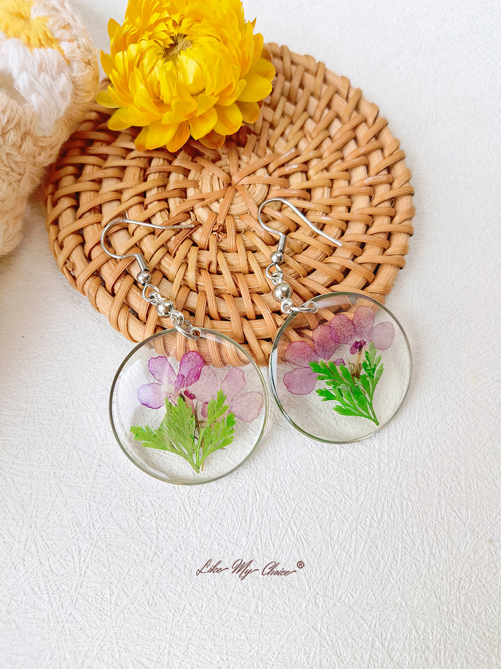 Handgefertigte Ohrringe aus getrockneten Blumen aus Harz