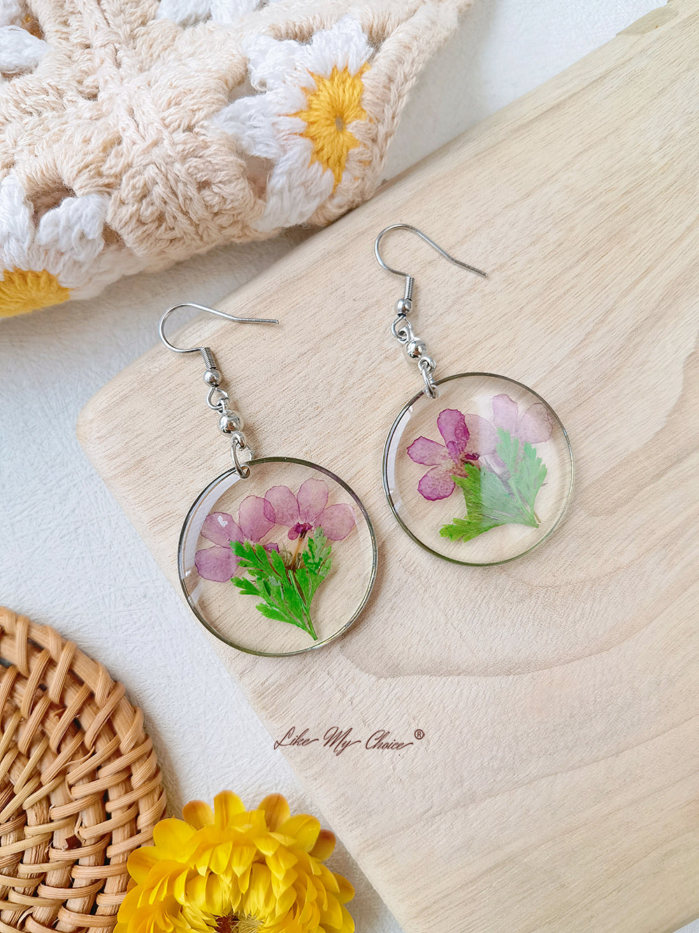 Pendientes de flores secas de resina hechos a mano