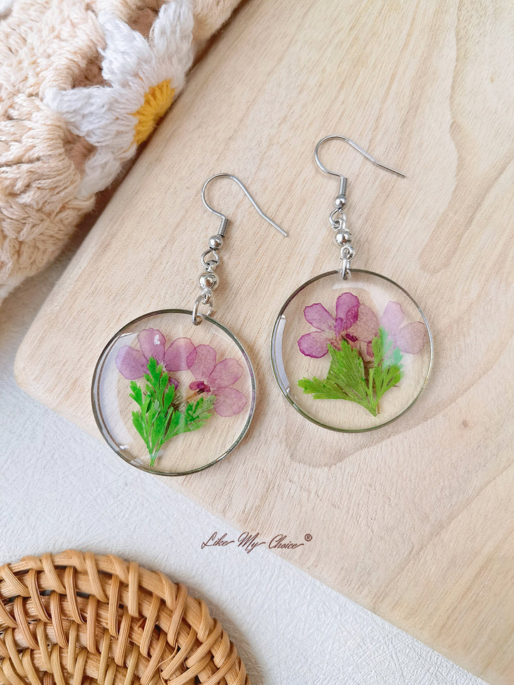 Pendientes de flores secas de resina hechos a mano