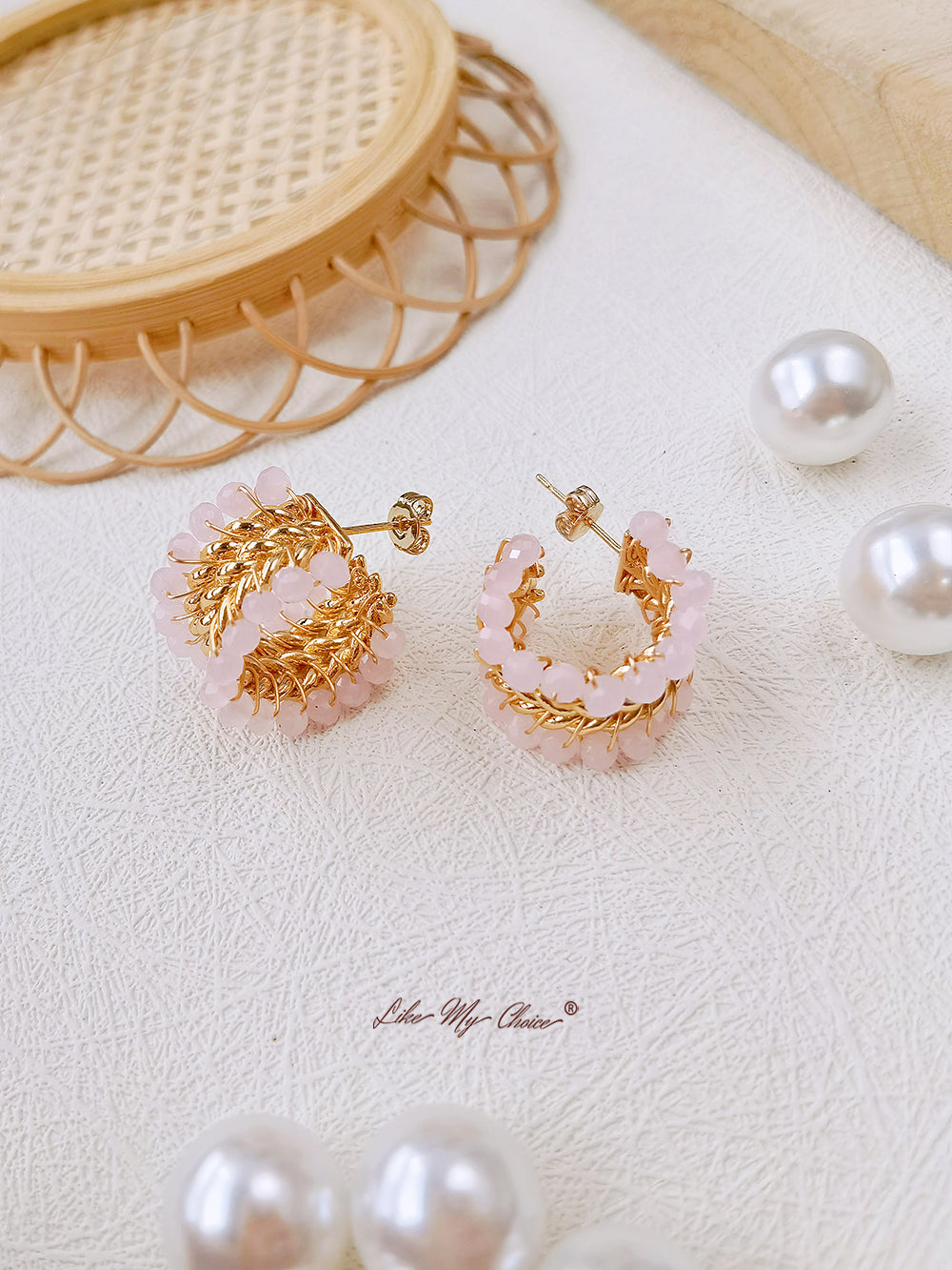 Pendientes de perlas en forma de C de tres capas con diseño geométrico