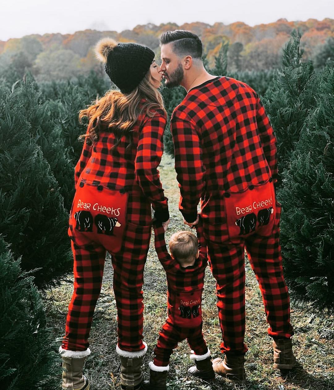 Conjunto de pijamas combinando para família de Natal com estampa de urso fofo
