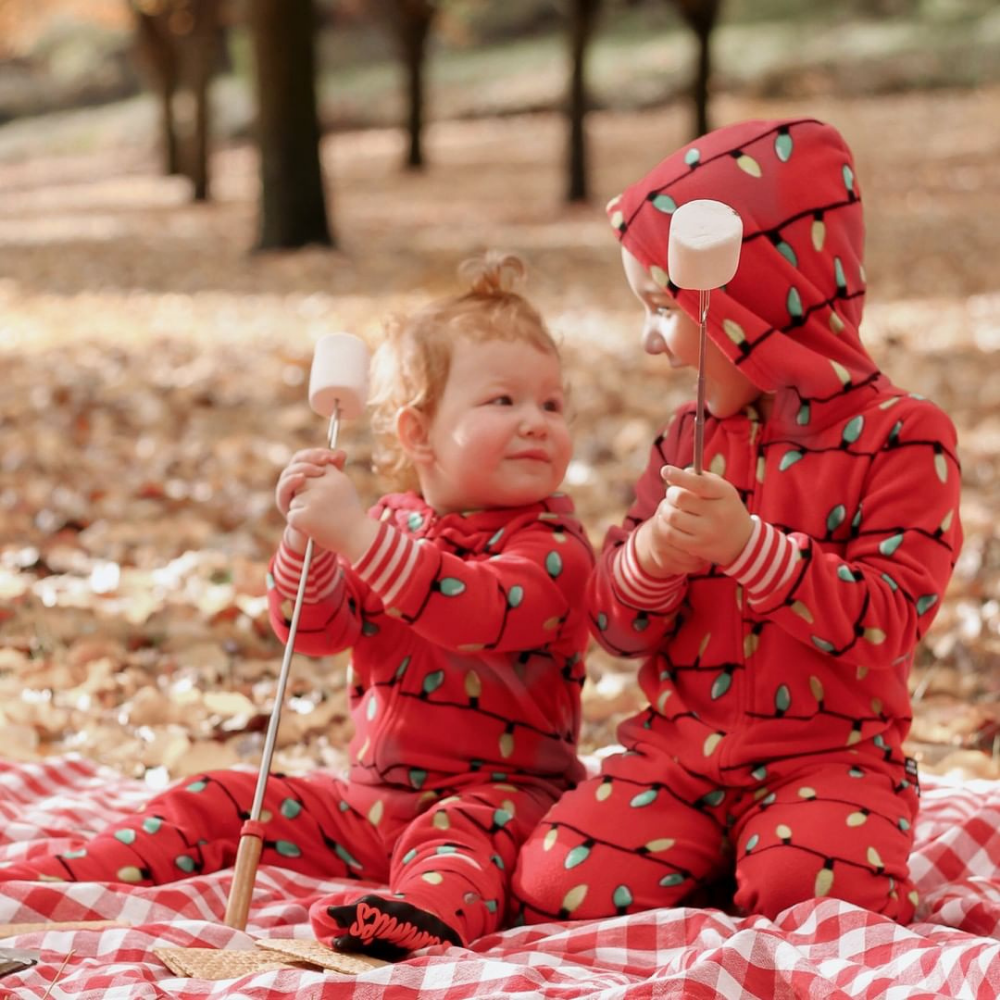 Passendes Pyjama-Set mit roter Weihnachtsbirne und Kapuze für zu Hause