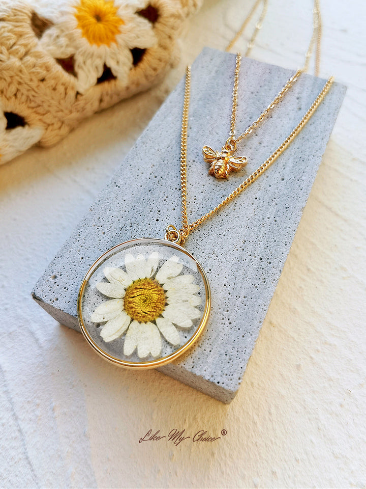 Halskette mit gepressten Blumen – natürliches Gänseblümchen und Biene