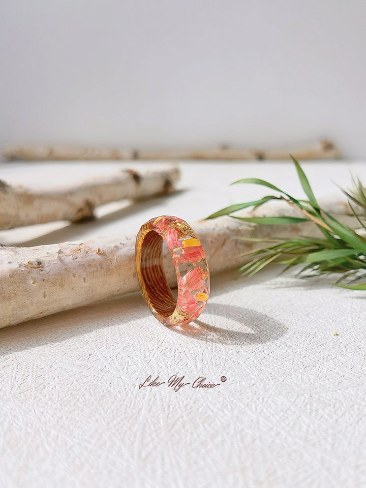 Anillo de resina con incrustaciones de flores secas hecho a mano-lámina dorada roja