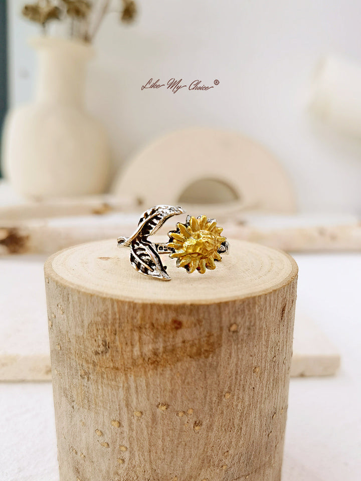 El anillo de girasol se abre ajustable.