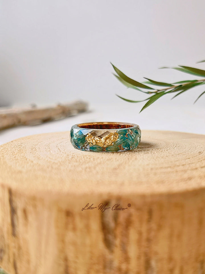 Handgefertigter Ring aus Kunstharz mit Intarsien aus getrockneten Blumen – Goldfolie blau