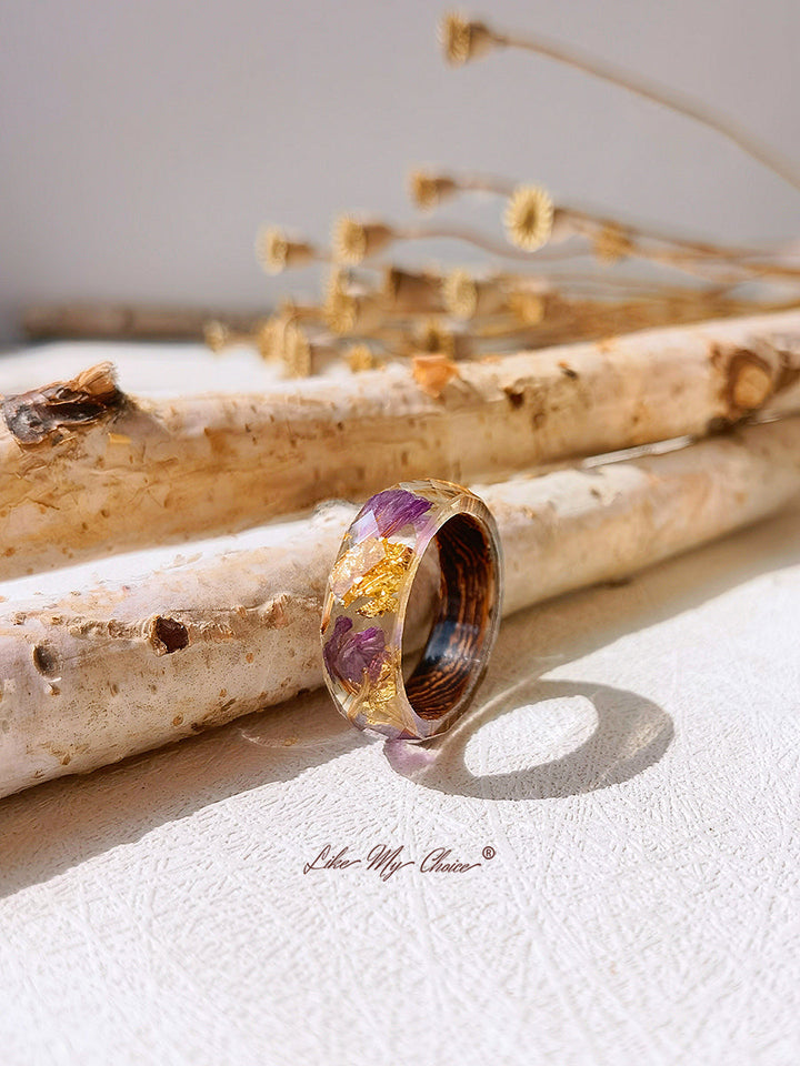Handgefertigter Ring aus Kunstharz mit Intarsien aus getrockneten Blumen - Goldfolie Lila