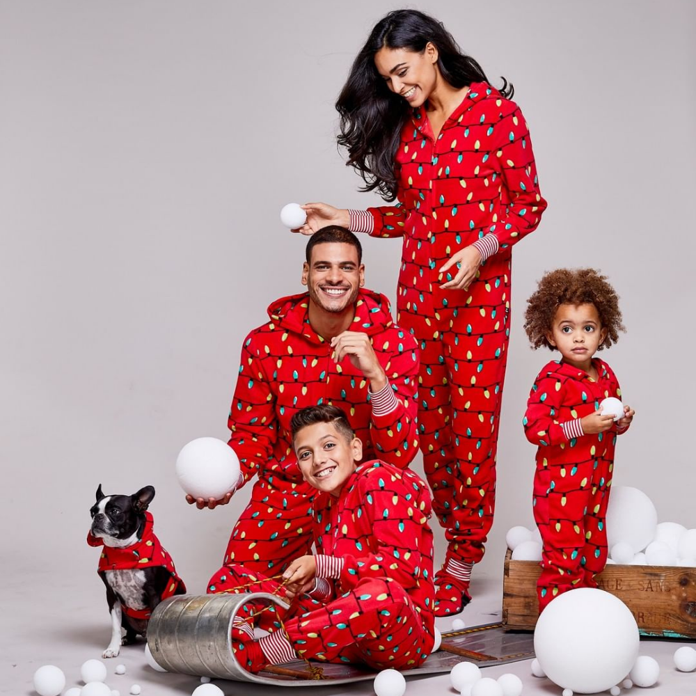 Passendes Pyjama-Set mit roter Weihnachtsbirne und Kapuze für zu Hause