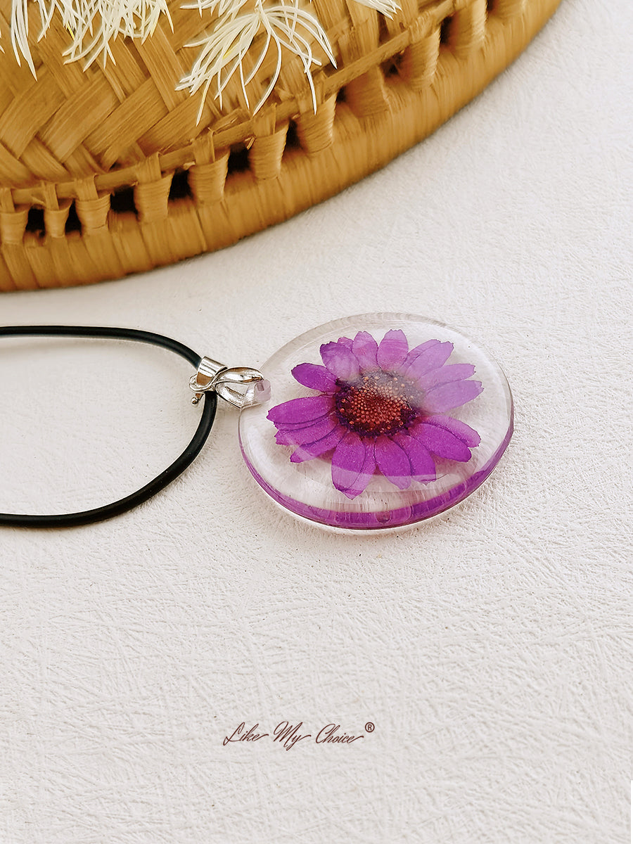 Naszyjnik z wisiorkiem w kształcie hippisowskiego kwiatu