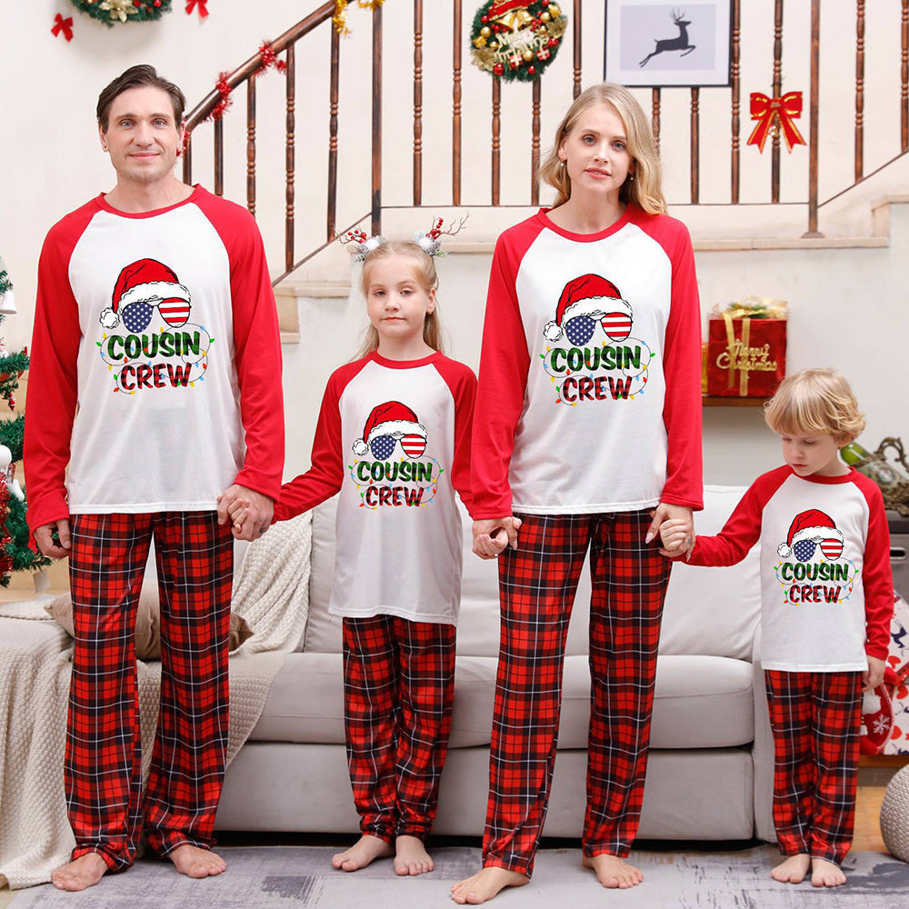 Ensemble de pyjama familial assorti à carreaux rouges et noirs avec bois de Noël et lettre