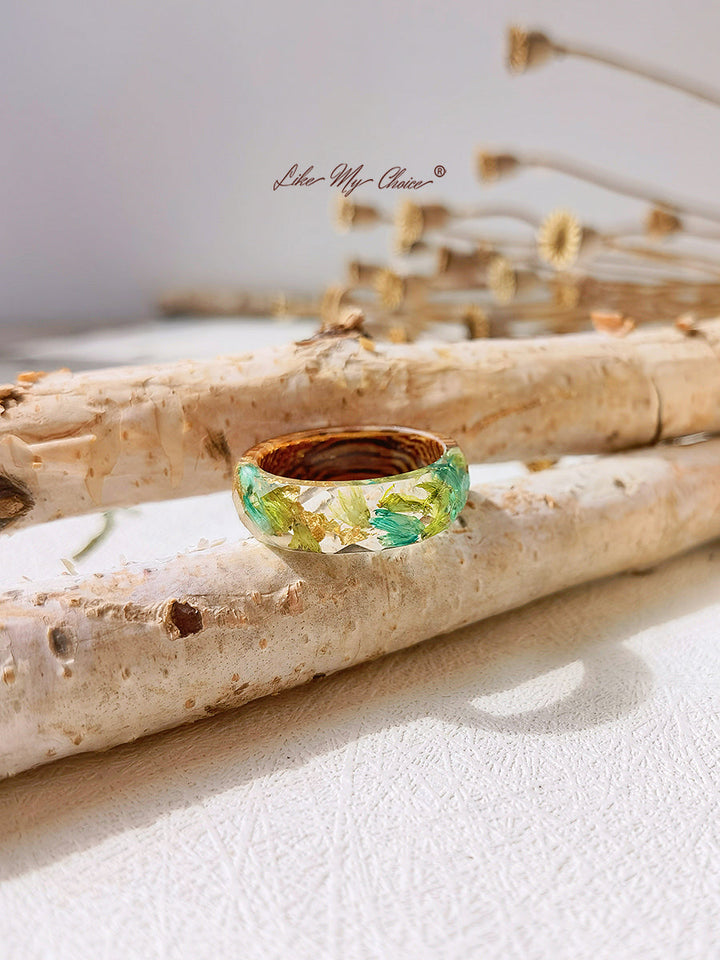 خاتم من الراتنج مرصع بالزهور المجففة مصنوع يدويًا - رقائق ذهبية باللون الأخضر
