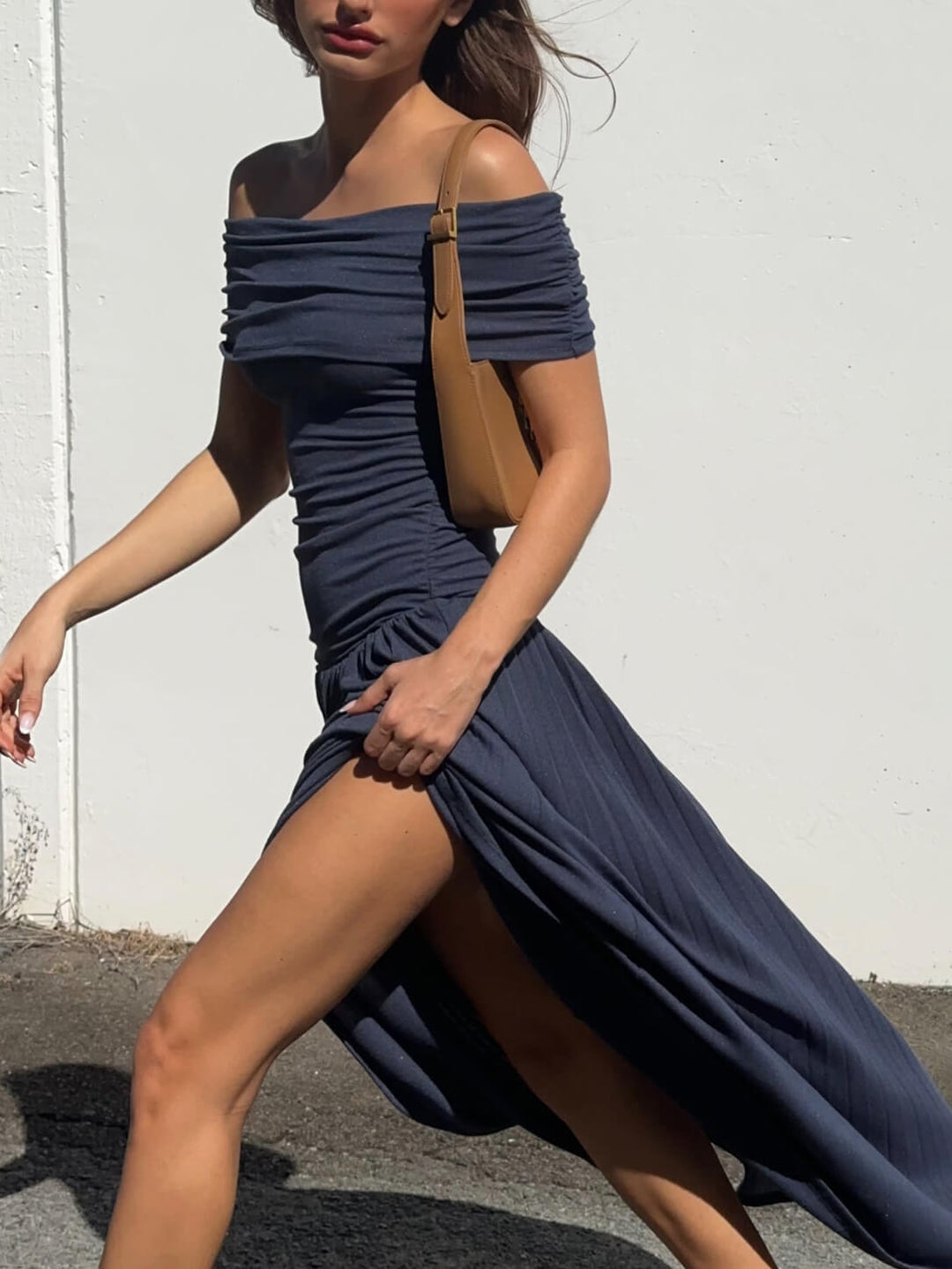 Κομψό σέξι μακρύ φόρεμα με πλισέ εκτός ώμου