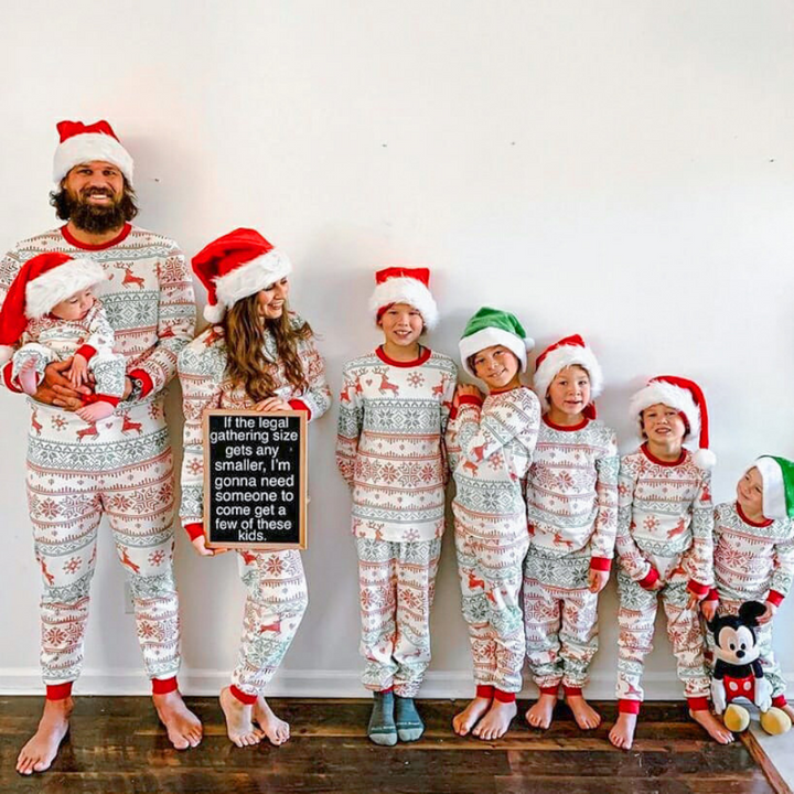 Conjunto de pijama a juego familiar con copos de nieve y ciervos navideños