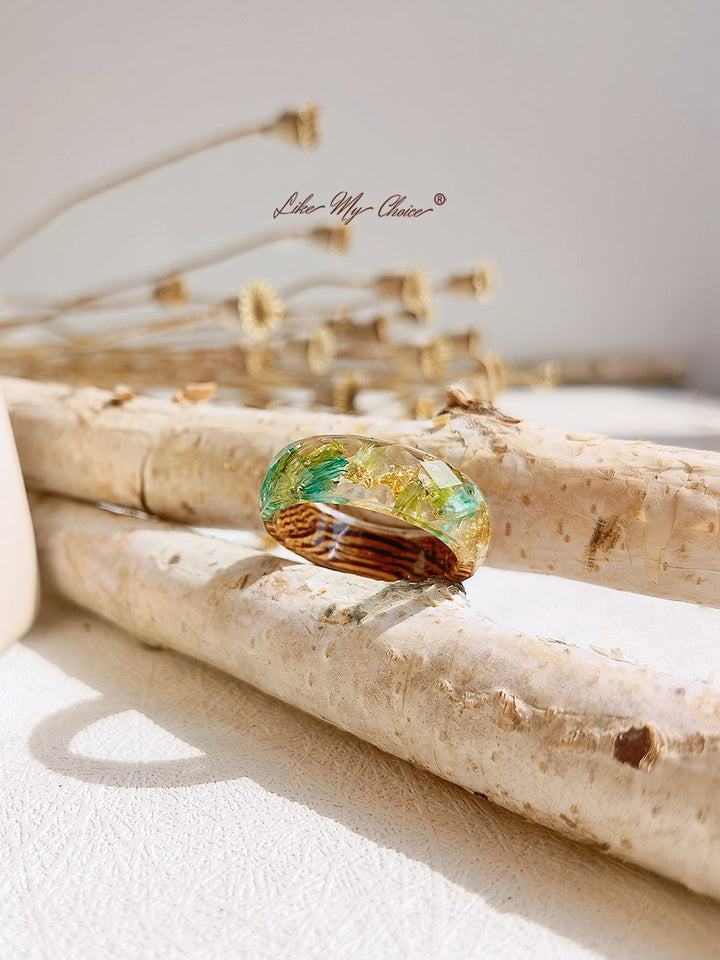 خاتم من الراتنج مرصع بالزهور المجففة مصنوع يدويًا - رقائق ذهبية باللون الأخضر